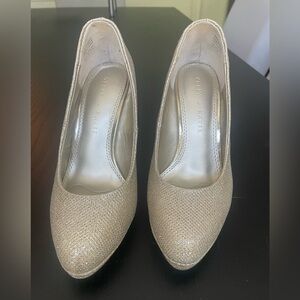 Kelly & Katie Glittering Gold Pumps